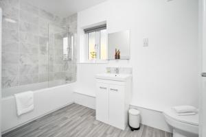 Koupelna v ubytování 2 Bedroom Apartment - Off-Street Parking - WIFI - Netflix - Top Rated - 49C