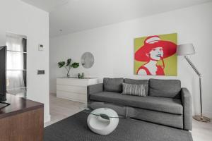 a living room with a couch and a table at GuestReady- Modern Aparthotel in Salamanca -Madrid in Madrid