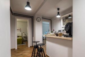 cocina con taburetes y encimera en una habitación en Domus Prati, en Roma
