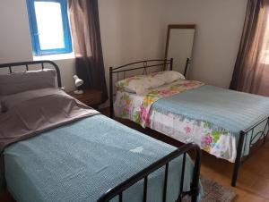 Postel nebo postele na pokoji v ubytování In Mylopotamos Beautiful apartment, good price!
