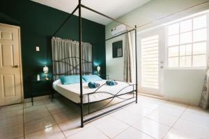 Letto o letti in una camera di Woodstock Palmresort Curaçao