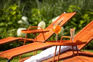 uma mesa com um copo de sumo de laranja em The Swan Hotel and Spa em Newby Bridge