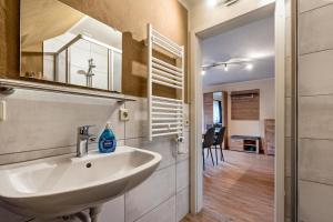 ein Badezimmer mit Waschbecken und Spiegel in der Unterkunft Die Spreewaldbetten - Bauernhof in Schmogrow + 62 Fotos