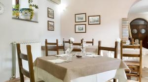 En restaurang eller annat matställe på 2 bedrooms apartement with furnished balcony and wifi at Castello Gragnano 4 km away from the beach