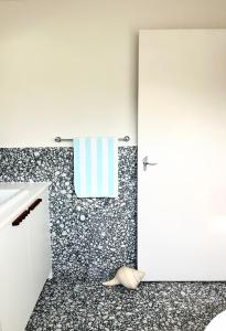 een keuken met een witte deur en een handdoek bij Stylish Shack Falcon Bay in Wannanup