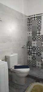 bagno con servizi igienici e parete piastrellata di Panoramic view near airport a Artemida