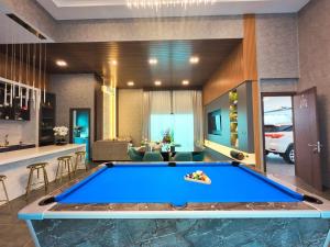 - un billard au milieu d'un salon dans l'établissement PNT VILLA PATTAYa, à Nong Prue