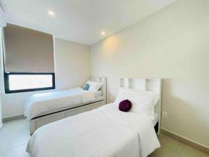 Ένα ή περισσότερα κρεβάτια σε δωμάτιο στο Beautiful apartment, BBQ, A.C, 5 min Arena, Gym +34 φωτογραφίες