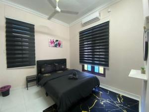 Postel nebo postele na pokoji v ubytování Alfaatih Guest House Kuala Terengganu