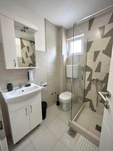 uma casa de banho com um WC, um lavatório e um chuveiro em Vila Sunset em Sokobanja