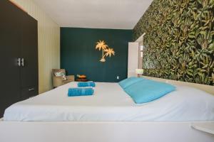 Postel nebo postele na pokoji v ubytování Woodstock Palmresort Curaçao + 37 fotografií