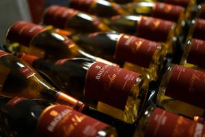 un mucchio di bottiglie di vino sono allineate di Tenuta "La Meirana" - Gavi a Gavi