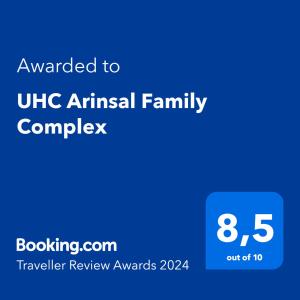 una señal azul con las palabras concedidas al complejo familiar anual en UHC Arinsal Family Complex, en Salou