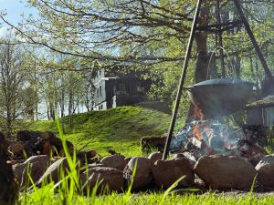 Una fogata en la hierba con una olla encima en Valmiera Riverside Retreat - Beverina Secret, 