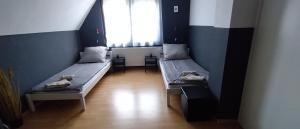 Ένα ή περισσότερα κρεβάτια σε δωμάτιο στο Manna Vendégház +21 φωτογραφίες