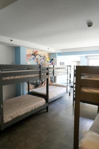 Zimmer mit mehreren Etagenbetten in der Unterkunft New Art Hostel - Albergue Juvenil in Palma de Mallorca