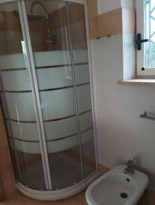 eine Dusche im Bad mit WC und Waschbecken in der Unterkunft Threehouses in Trecase