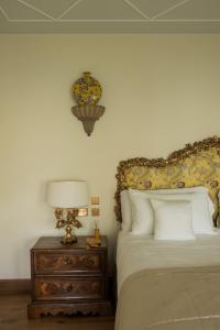 a bedroom with a bed and a table with a lamp at Passalacqua in Moltrasio