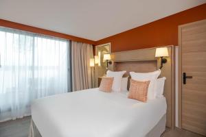 Postel nebo postele na pokoji v ubytování Hôtel Arcanse by Inwood Hotels