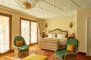 - une chambre avec un lit et deux chaises dans l'établissement Passalacqua, à Moltrasio