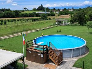 an overhead view of a swimming pool in a field at B&B DA ROBERTINO in Tricesimo