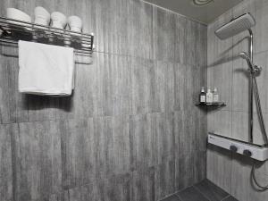 bagno con doccia e asciugamano di HOTEL ViA a Ansan