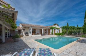 a villa with a swimming pool and a house at Le Bariole, luxury villa with heated pool in Cesseras