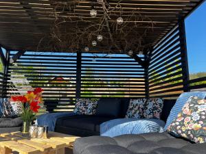 Area soggiorno di Vättervy Glamping- Ravinstuga