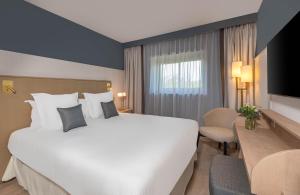 Postel nebo postele na pokoji v ubytování Hôtel Arcanse by Inwood Hotels