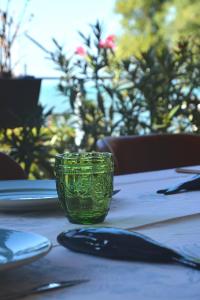 una tazza di vetro verde appoggiata su un tavolo di Balaton Lake Vintage a Siófok