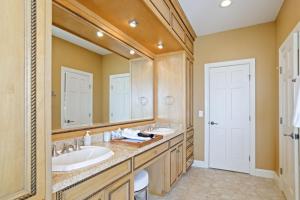 a bathroom with two sinks and a large mirror at Pipers Paradise in Beech Mountain +43 photos