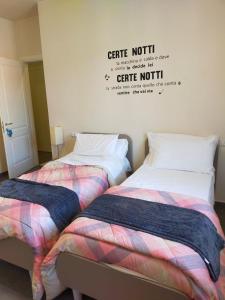 2 Betten nebeneinander in einem Zimmer in der Unterkunft Braschi 8 B&B in Zola Predosa