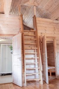 オーリェングにあるNoretjärns Stugbyの木製の二段ベッド(はしご付)が備わる客室です。