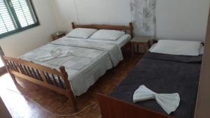 een slaapkamer met 2 bedden en witte handdoeken bij Privatan smeštaj Igalo in Igalo