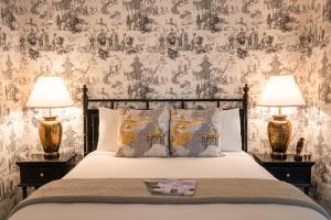 The Primrose في بار هاربور: غرفة نوم مع سرير مع مصباحين على الطاولات