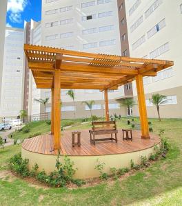 - un pavillon en bois avec un banc dans un parc dans l'établissement Kitnet à 300 metros da Canção Nova, à Cachoeira Paulista