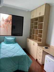 - une chambre avec un lit, un bureau et une fenêtre dans l'établissement Pousada Verde Villas, à Brumadinho