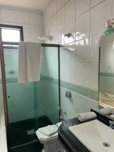 y baño con ducha, aseo y lavamanos. en Pousada Verde Villas en Brumadinho