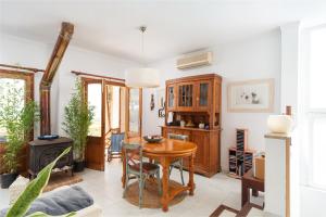 a dining room with a table and a stove at La Casa del Far in Alcanada