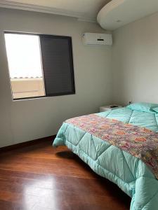 - une chambre avec un lit et une fenêtre dans l'établissement Pousada Verde Villas, à Brumadinho