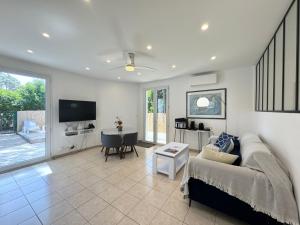 sala de estar con sofá y mesa en Appartement 1ch avec terrasse et jardinet à 400m de la plage, en Cavalaire-sur-Mer