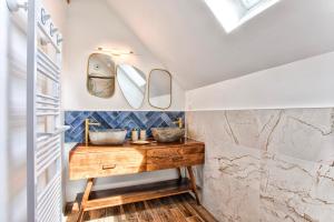 Maison Adeli - SPA- Braséro-Billard- Netflix-Wifi في Dozulé: حمام به مغسلتين ومرآتين +46 صورة