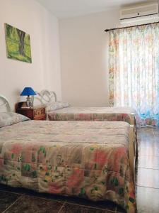 Un pat sau paturi într-o cameră la Vivienda rural Los Iberos M&M