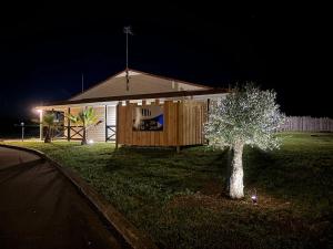 a small building with a tree in front of it at Halte Hotel in La Vergne