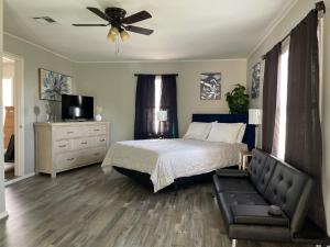 1 dormitorio con 1 cama y ventilador de techo en Modern Comforts/7minTo Downtown en Oklahoma City