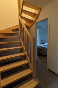 Una escalera que conduce al dormitorio en una casa pequeña en Kaletka - cisza i przyroda en Iława