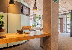 TV a/nebo společenská místnost v ubytování B&B HOTEL Arras Centre Les Places