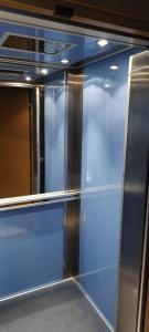 uma porta de vidro deslizante num quarto com um corredor em Vik Apartment em Alexandroúpolis