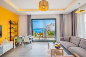 Meri Suite Apart Kaş في كاس: غرفة معيشة مع أريكة وطاولة