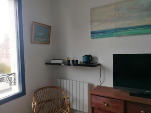 TV a/nebo společenská místnost v ubytování Chez Hortense 56